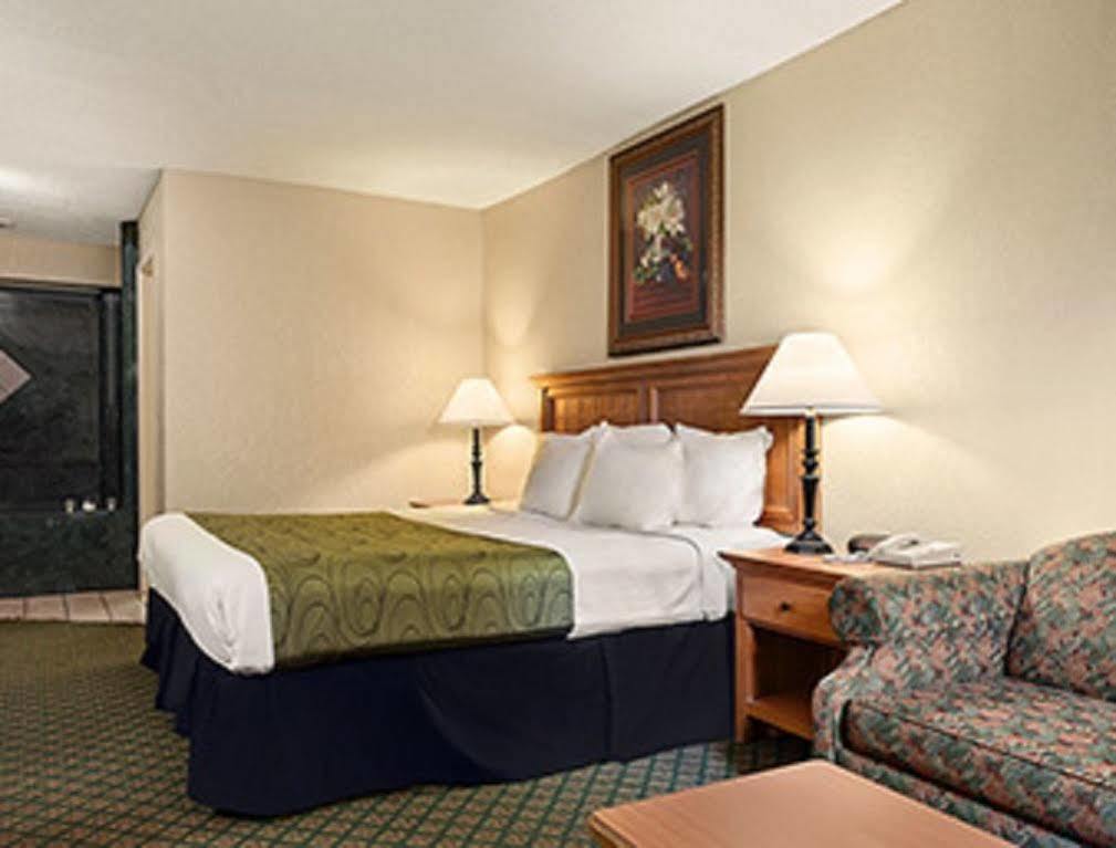 Days Inn & Suites By Wyndham Stuttgart Eksteriør billede